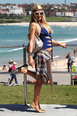 组图：帕丽斯-希尔顿镂空泳衣 露台看风景晒风姿