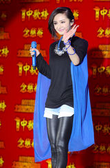 组图：杨幂首次登台献唱 妆容精致着装靓丽