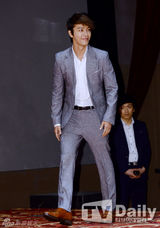 组图：SJ3D新片首映式 众成员正装出席宣传