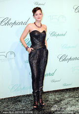 幻灯：影后玛丽昂戛纳秀金属感连身裤 帅酷显身材