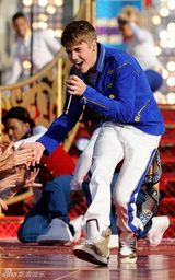 组图：贾斯汀-比伯蓝衣白裤迪士尼公园帅气献唱