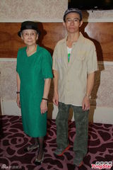 组图：梅妈心痛女儿遗物 为打官司不吃喝也无悔