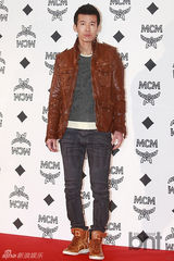 组图：少时徐贤等撑品牌活动 SHINee帅气献唱