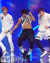 组图：韩女团Dal★shabet舞台掀裙秀底裤