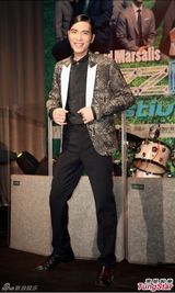 组图：许雅涵助阵上海某乐器展再显萌风