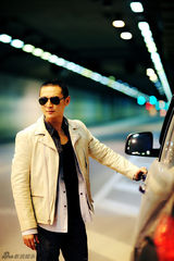 组图：刘冠翔最新酷帅写真 眼神犀利气场足