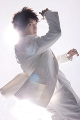 高清：黄晓明全新时尚写真 黑白主题打造梦幻光影