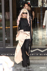 组图：LadyGaGa黑色潮装搭配金色 为粉丝亲切签名