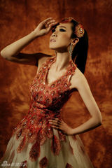 组图：芙蓉姐姐化身妩媚孔雀 装扮火红魅惑放电