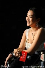 组图：巩俐低胸亮相时装周 性感蕾丝装搭灯笼裤