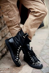 组图：何晟铭着休闲西装街拍 秀初秋型男风范