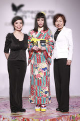 组图：陈怡蓉被赞童颜逆生长 生日获日本行赞助