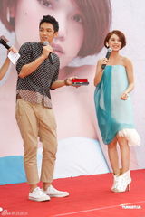 组图：杨丞琳新专辑火爆庆功 师弟站台送镶钻口琴