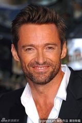 组图：《铁甲钢拳》伦敦首映 休-杰克曼比划拳脚