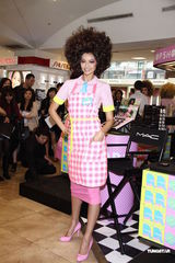 组图：林嘉绮霹雳娇妻装扮抢眼 与老公尚在蜜月期