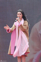 组图：范冰冰顶寒风华美亮相显女神范儿