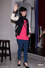 组图：陈妍希可爱拍代言写真 郑元畅狂索签名照