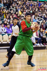 组图：萧敬腾一扫泼粪阴霾 展笑颜和学生打球