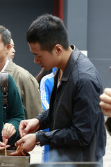 组图：《给幸福下订单》开机 何晟铭祈福