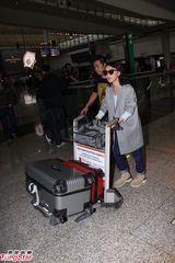 组图：周迅机场被记者跟拍不悦拂袖离去