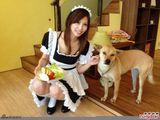 组图：叶子瑄示范甩肉餐 变身长腿女仆下厨