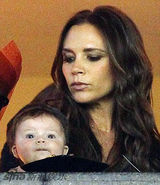 组图：伊娃与贝嫂看球赛 抱小七不撒手母爱泛滥