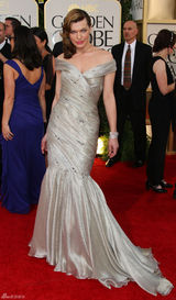 高清图：米拉-乔沃维奇深V礼服魅惑十足