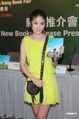 组图：陈慧琳为患病粉丝新书助阵 动情处抱头痛哭