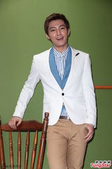 组图：炎亚纶亮相粉丝见面会 衣着帅气抢镜