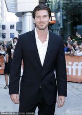 组图：《对的错误》首映 莎拉-坎宁着抹胸裙