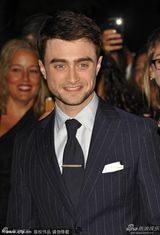 组图：丹尼尔撑《F字头》首映左拥右抱