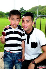 组图：梁汉文脚伤拆线拍MV 发起抱抱运动