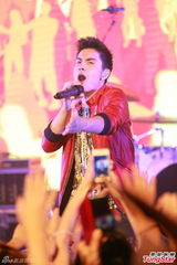 组图：美翻唱达人Sam Tsui&Kurt演唱会落幕