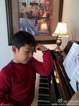 组图：石头练琴照曝光 纯爷们的文艺范儿