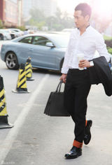 组图：何晟铭街拍黑白灰搭配变商务绅士