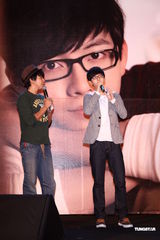 组图：胡夏趁胜追击推新辑 戴爱玲为其发片站台