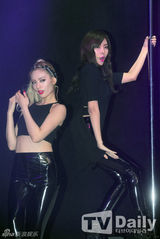 组图：性感女团AfterSchool回归秀高难度钢管舞