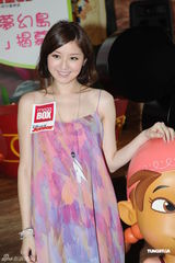 组图：徐淑敏怀孕8月仍窈窕 买好泳衣拍照留念