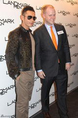 组图：黄晓明香港出席品牌开幕 酷帅显成熟自信