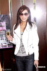 幻灯图：杨恭如休闲装亮相清丽依旧 称目前单身