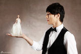 组图：杨金承为杂志拍大片 化身帅气魔术师