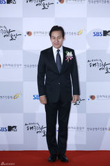 独家：EXO等亮相大众文化艺术奖红毯