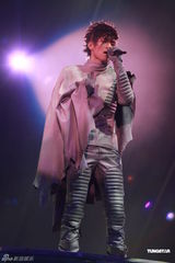 组图：古巨基开唱变白马王子 与JessicaC牵手