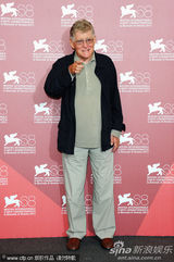 组图：《硬纸盒小镇》记者会 女主角光头造型抢眼