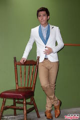 组图：炎亚纶亮相粉丝见面会 衣着帅气抢镜