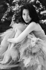 组图：殷旭时尚大片小秀玉背 黑白色调神秘素雅