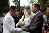 组图：《搞定岳父大人》发林鹏搞怪婚纱照