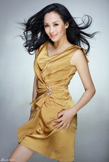 组图：李颖写真身姿曼妙 大秀火辣身材