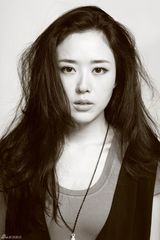 组图：颜丹晨连身裤写真秀清纯表情 演绎韵味女人