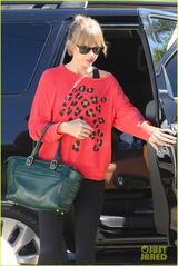 组图：泰勒斯威夫红外套出街露香肩